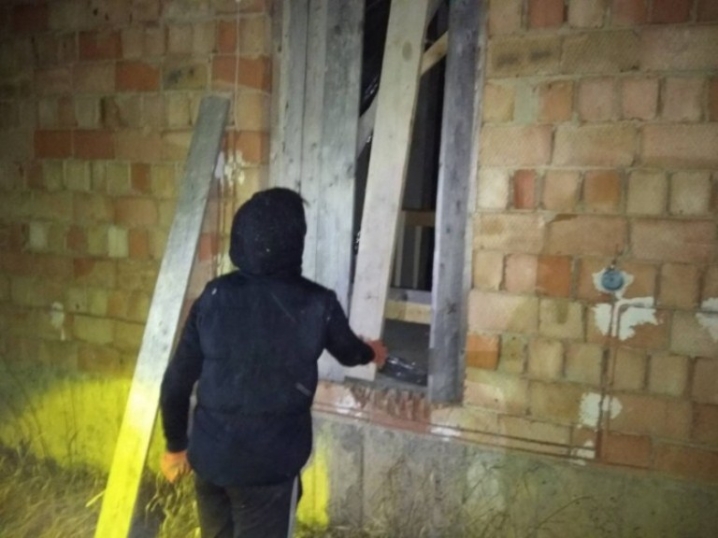 На Буковині затримали двох підлітків, які залізли до чужого будинку