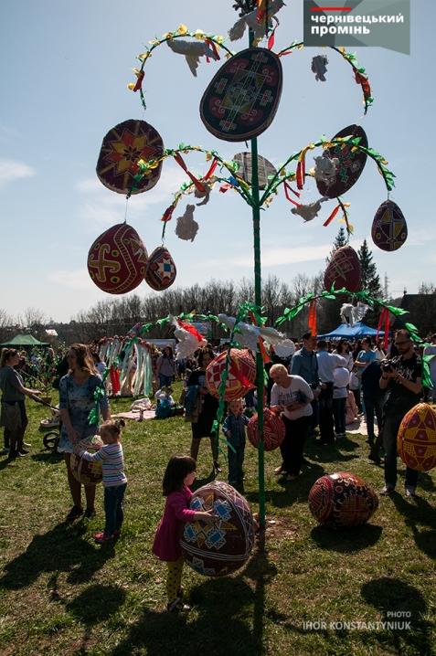Писанкові дерева, танці та забави: у музеї просто неба святкували Великдень