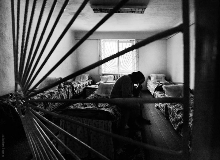 Катування холодом: фотограф зняв моторошні кадри у психоневрологічному інтернаті на Буковині