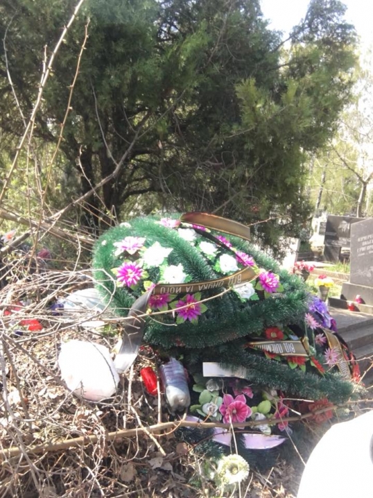 Чернівчани обурені через неприбраний на Провідну неділю цвинтар
