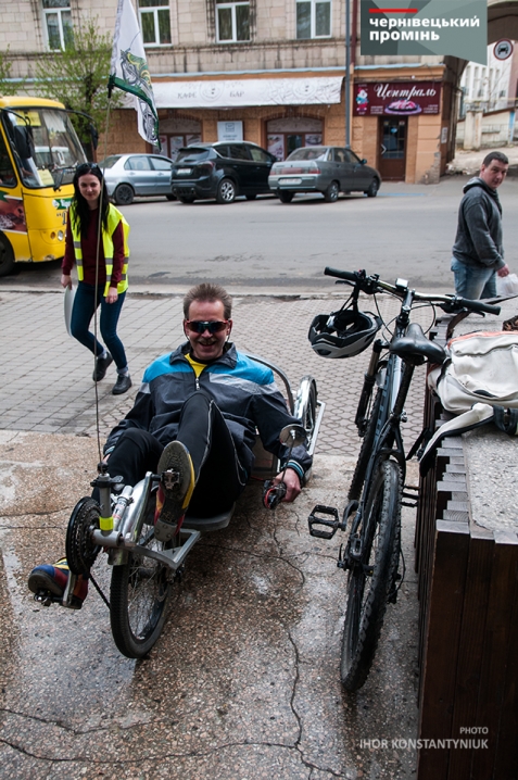 Чернівчан, які добираються на роботу велосипедом, зранку пригощали кавою