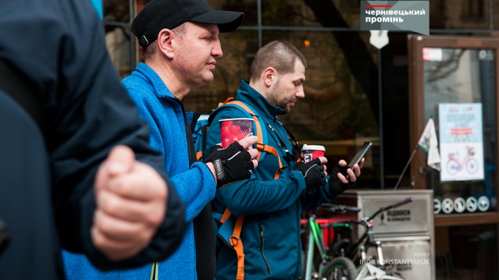 Чернівчан, які добираються на роботу велосипедом, зранку пригощали кавою