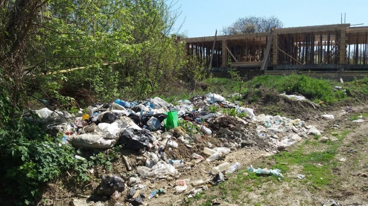 Комунальники радять чернівчанам самостійно боротися із стихійними сміттєзвалищами