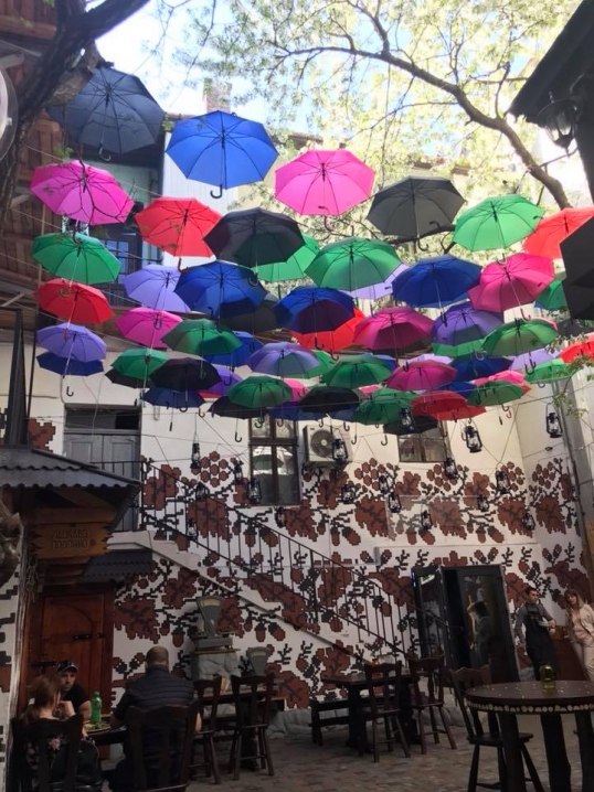 У Чернівцях з’явився дворик із повітряними кольоровими парасольками