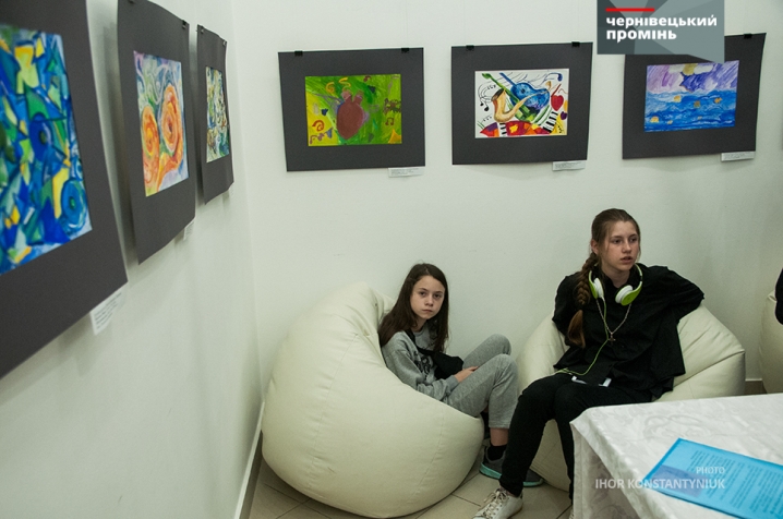 У Чернівцях діти представили виставку абстракцій, мальованих під музику