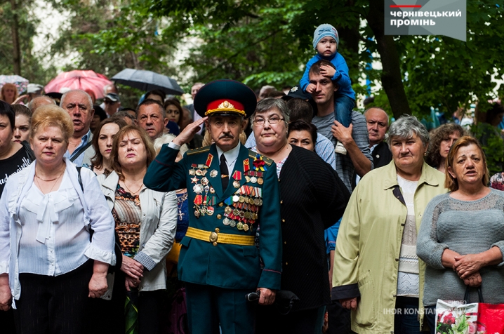 Чернівецьких ветеранів привітали концертом в Літньому театрі