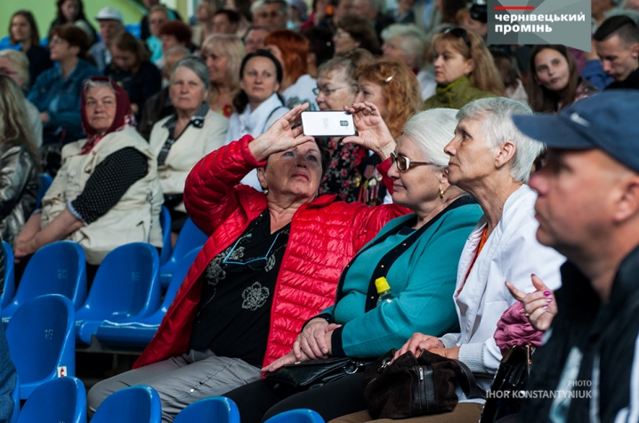 Чернівецьких ветеранів привітали концертом в Літньому театрі