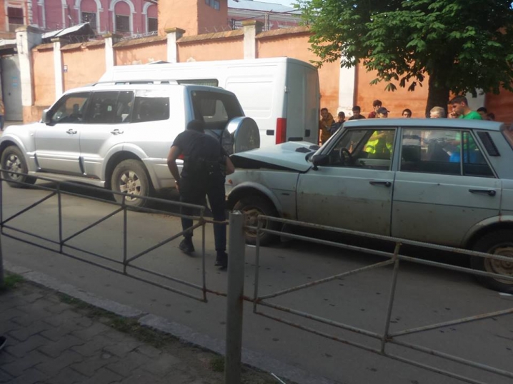На вулиці Лесі Українки легковик в'їхав у джип