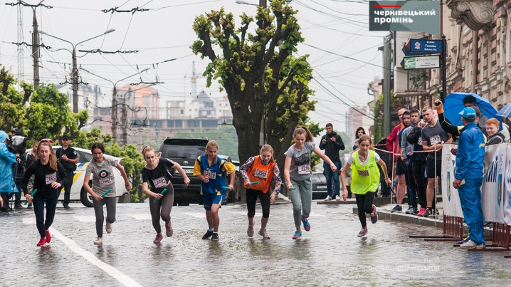 Попри сильну зливу, сотні чернівчан пробіглися центром міста