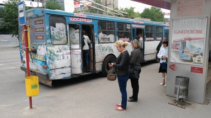 Чернівчани вранці штурмують тролейбуси