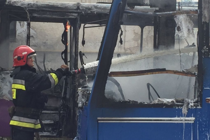 Хотинчанин через зварювальні роботи спалив два автобуси