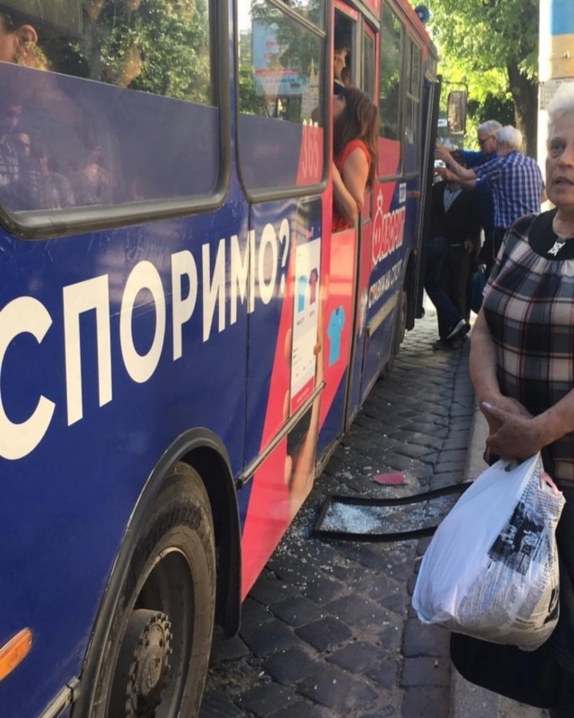 У Чернівецькому тролейбусі натовп людей видавив скло з  дверей