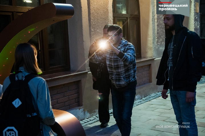 У Чернівцях на вулиці Кобилянської встановили лазерну арфу