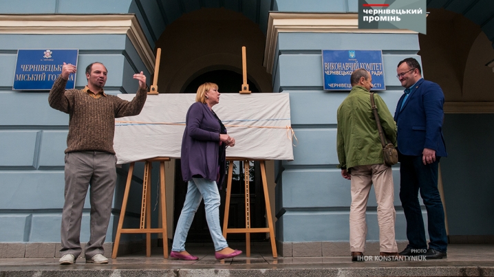 Олег Любківський зобразив на полотні панно, яке прикрашає чернівецький художній музей