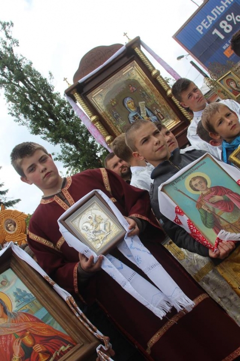 Чернівцями пройшла хресна хода за єдину Православну Церкву