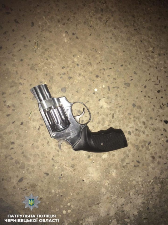 За ніч поліцейські виявили двох агресивних чоловіків зі зброєю