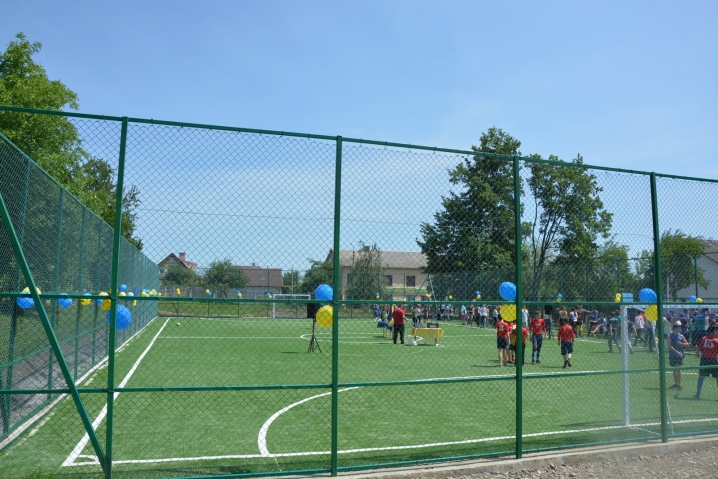 На території Чернівецької ЗОШ №25 збудували спортивний майданчик