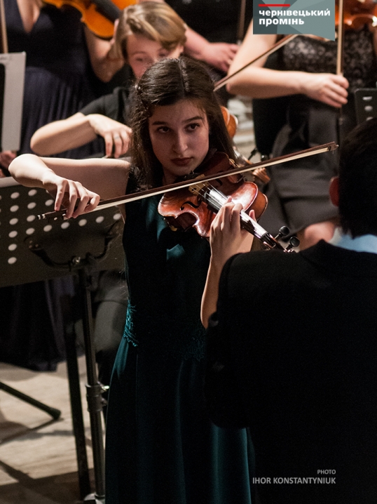  У Чернівцях юні музиканти склали іспит у супроводі симфонічного оркестру