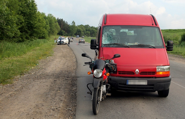 Водію раптово стало зле – на Буковині мікроавтобус протаранив мотоцикл