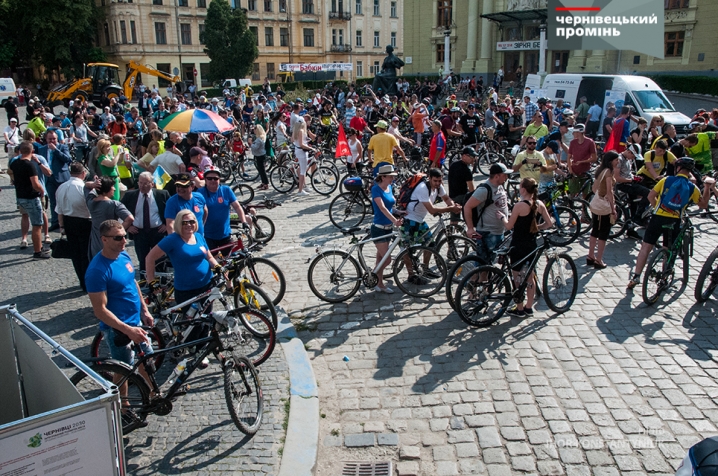 Кількасот чернівчан проїхалися містом на велосипедах