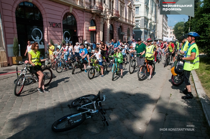 Кількасот чернівчан проїхалися містом на велосипедах