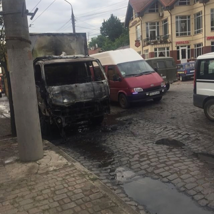На вулиці Гагаріна спалахнув автомобіль «Укрпошти»