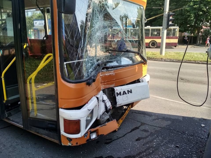У Чернівцях маршрутка зіткнулася з тролейбусом