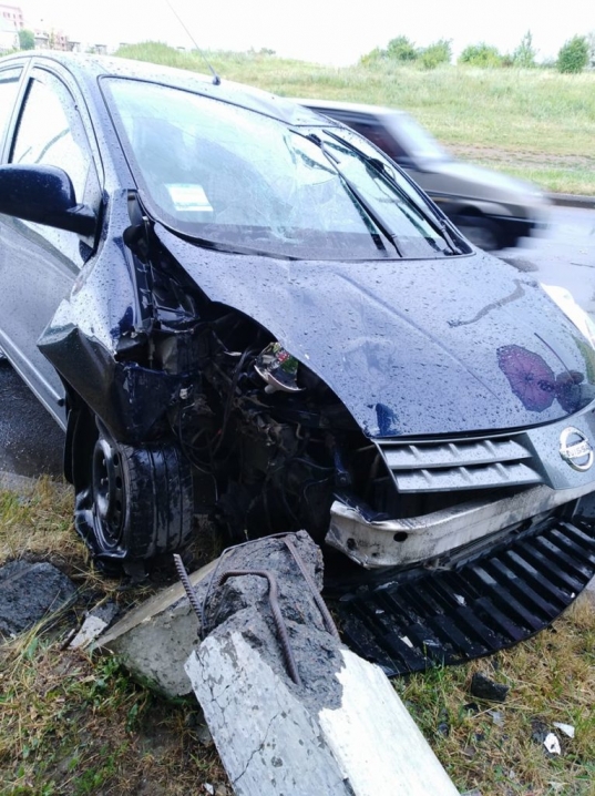 Об’їжджав кота і врізався у стовп – у Новодністровську автомобіль збив електроопору