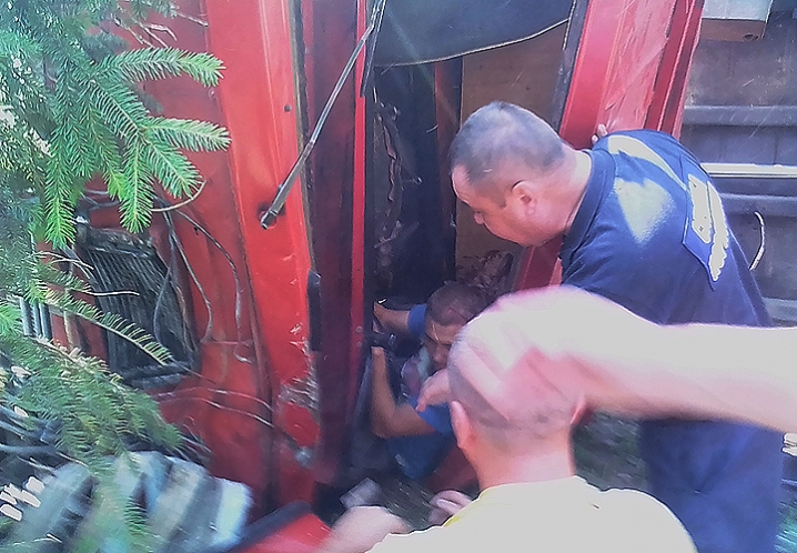 На Глибоччині рятувальники звільнили водія з кабіни перекинутого КАМАЗу