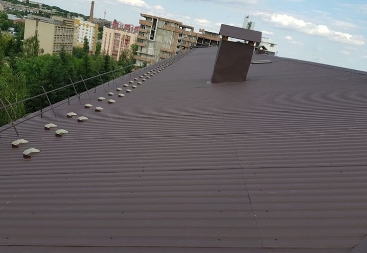 У міській лікарні №1 закінчують ремонт даху