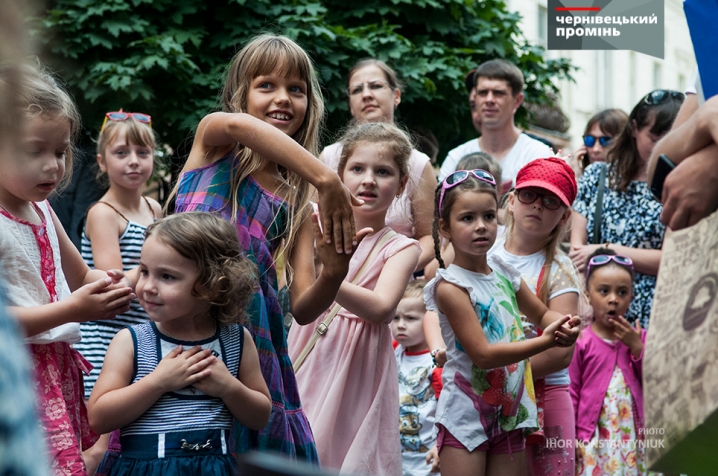Десятки діток на вулиці Кобилянської змагалися за шоколадки
