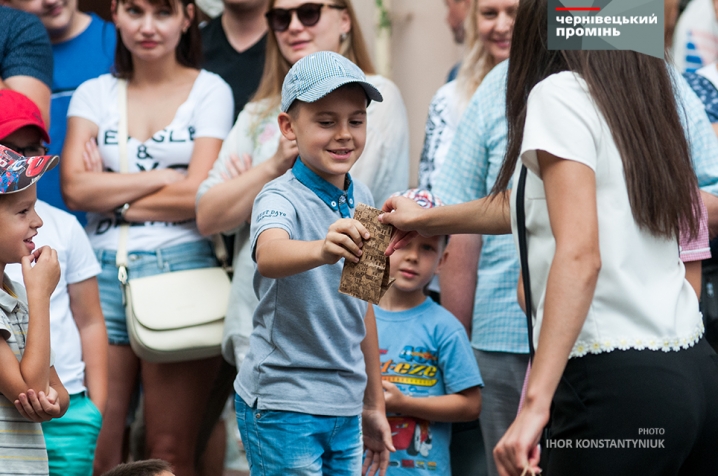 Десятки діток на вулиці Кобилянської змагалися за шоколадки
