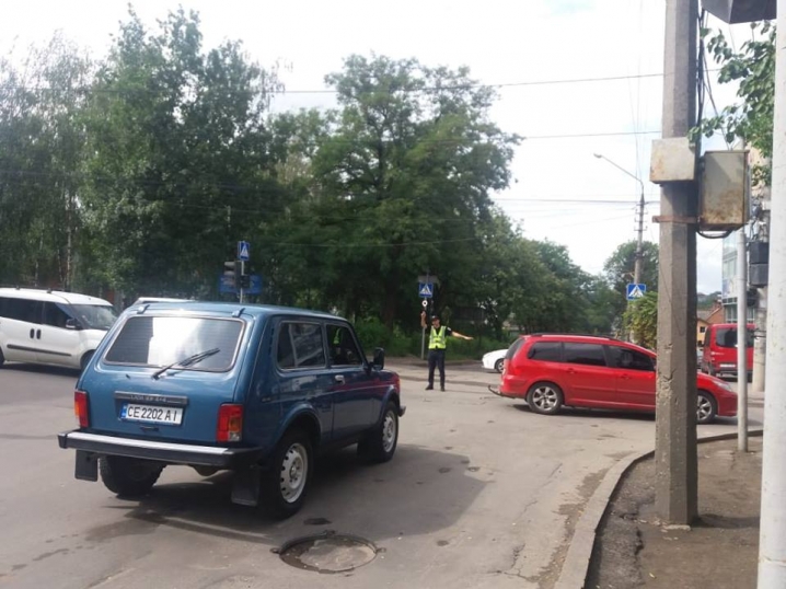 На вулиці Сторожинецькій впала електроопора