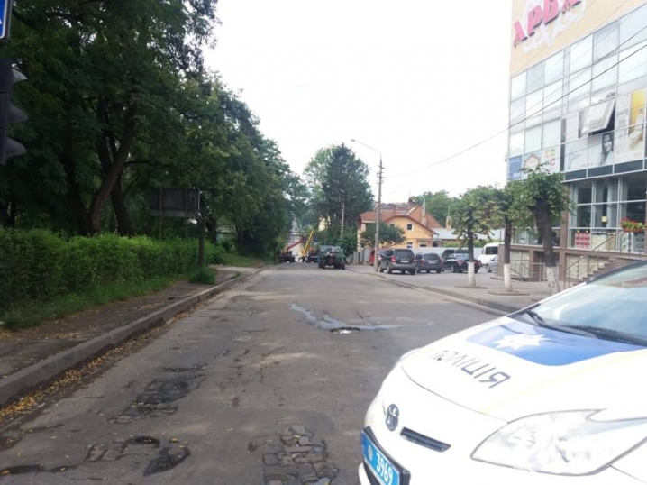 На вулиці Сторожинецькій впала електроопора