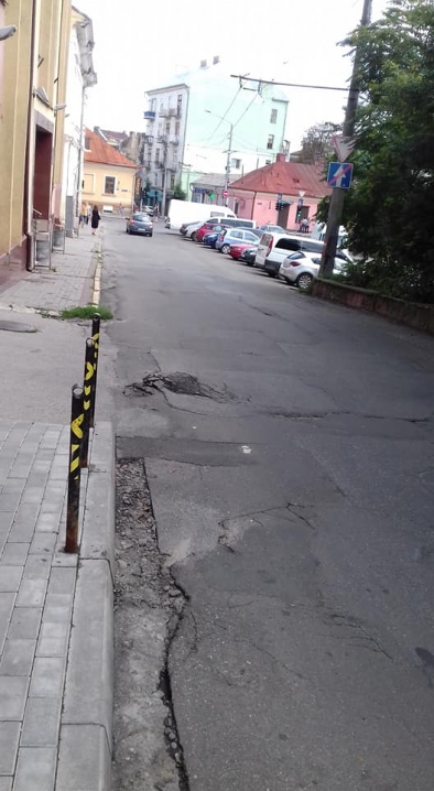 На вулиці Богдана Хмельницького вже за місяць після ремонту з’явилися ями