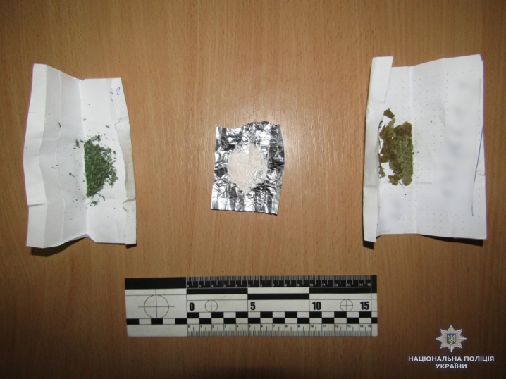 Таблетки, порошок і марихуана, – на Буковині поліція знайшла у авто молодика наркотики