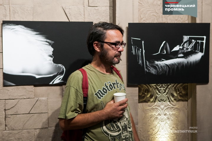 У Чернівцях відкрилася виставка еротичної фотографії Юрія Хіця