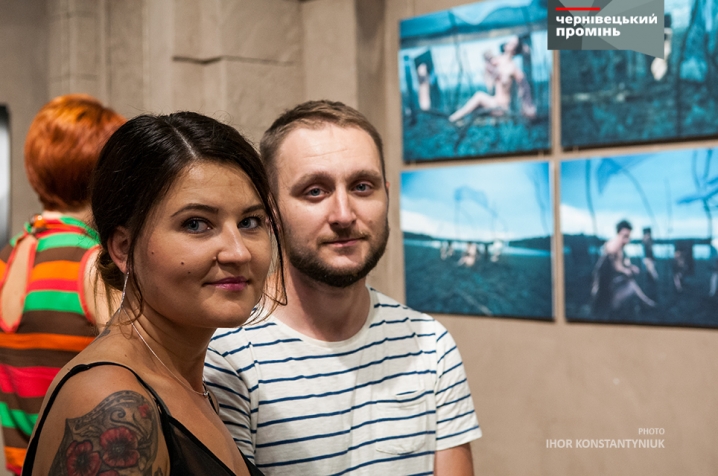 У Чернівцях відкрилася виставка еротичної фотографії Юрія Хіця