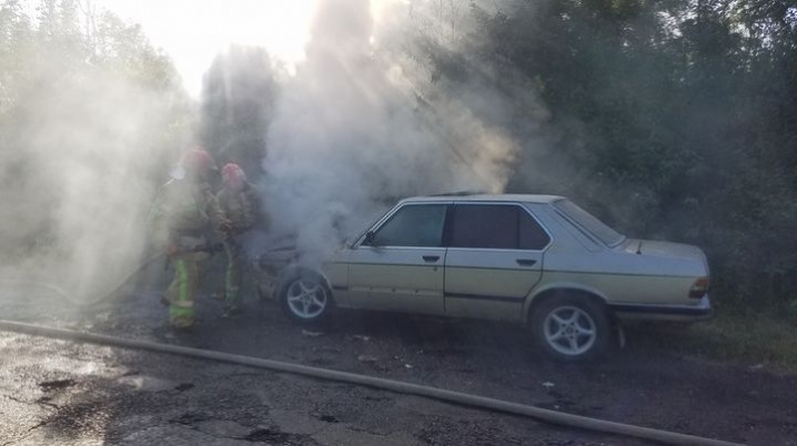 На Буковині прямо під час руху спалахнула автівка