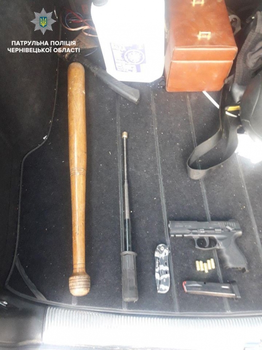 Пістолет, ніж, телескопічна палиця і бита: буковинські патрульні виявили у водія заборонені речі