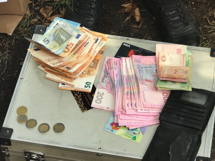 У Чернівцях затримали двох організаторів контрабанди цигарок до Румунії