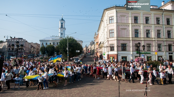 У центрі Чернівців розгорнули два 25-метрові прапори