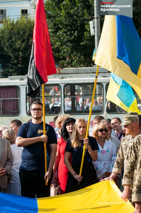 У центрі Чернівців розгорнули два 25-метрові прапори