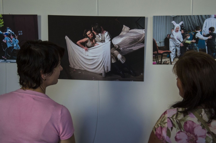«Трохи фоток» Ігоря Константинюка: фотокор «Чернівецького променя» презентував виставку у «Belle Vue»