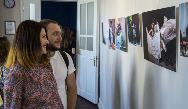 «Трохи фоток» Ігоря Константинюка: фотокор «Чернівецького променя» презентував виставку у «Belle Vue»