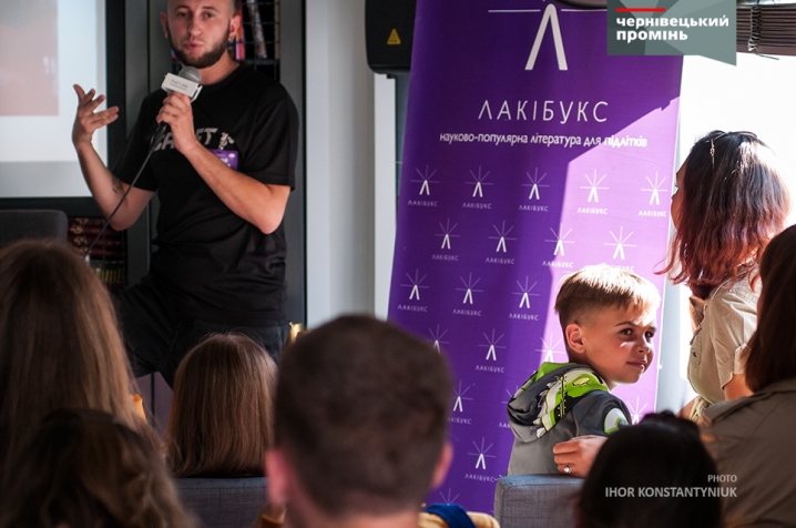 Андрій Тужиков пояснив малюкам, як зрозуміти свій гаджет