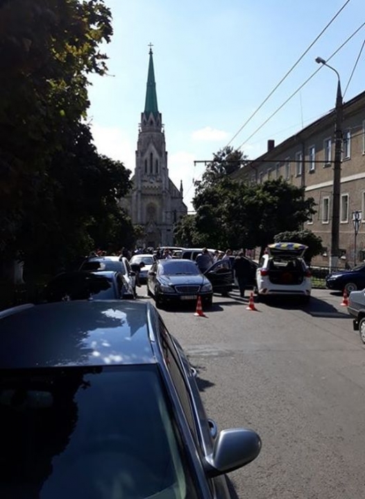 У центрі Чернівців масштабна аварія: «ВАЗ» протаранив 9 автівок