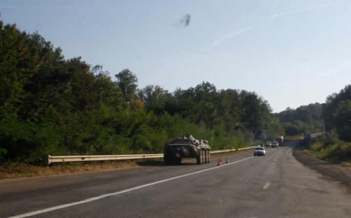 На Глибоччині військова вантажівка, яка буксирувала БТР, вилетіла з дороги