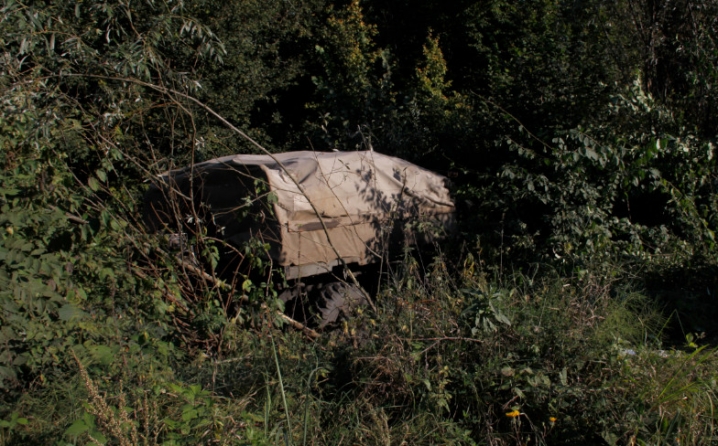 На Глибоччині військова вантажівка, яка буксирувала БТР, вилетіла з дороги