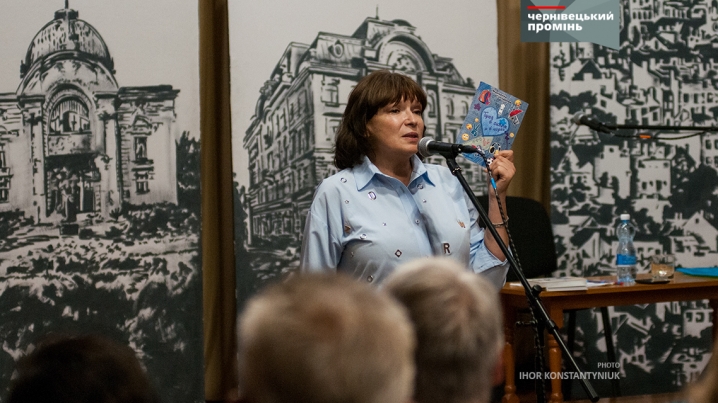 Маріанна Гончарова презентувала в Чернівцях книгу «Тупо в синьому і в кедах»